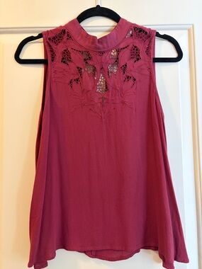 ASTR the Label Lacey Yoke Sleeveless Top in Burgundy Size Small
